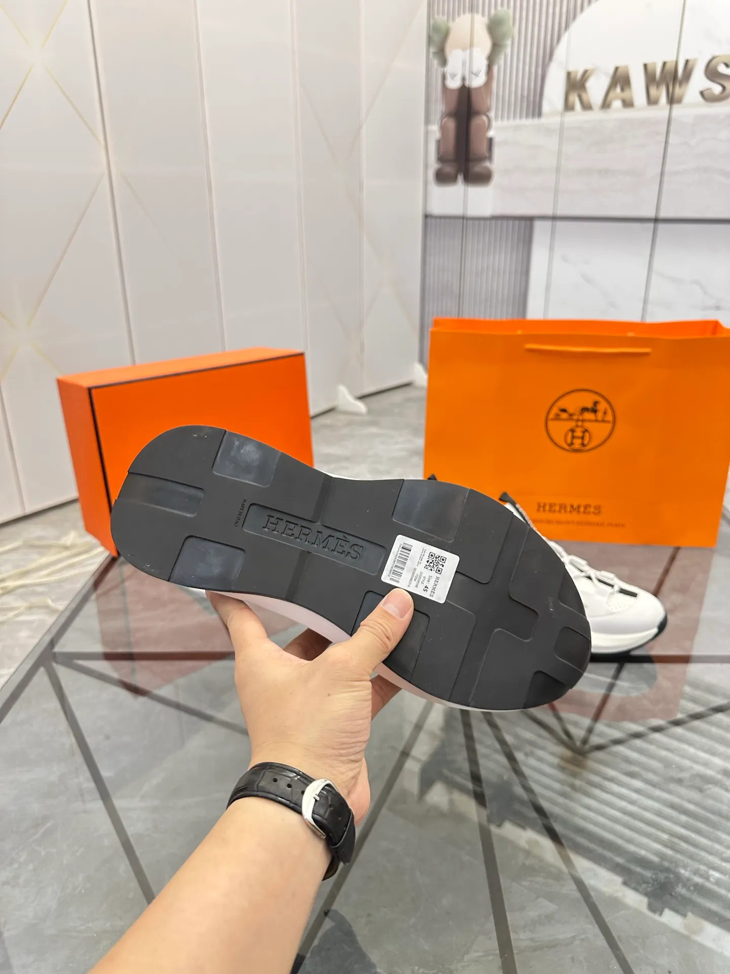 Men's shoes for sale 💰: 💰P660¥ High-end top quality Product trademark: Hermes *"Hermès*" low-top casual shoes Regular size: 38-45 (can be customized to 46) Product materials: upper imported first-layer cowhide stitched with original fabric, original rubber sheet, breathable lining, cowhide foot pads, original outsole. No.: 001
